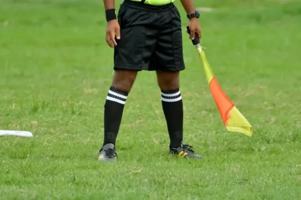 Altay-Eskişehirspor maçının hakemine bıçaklı saldı... Altay-Eskişehirspor maçının hakemine bıçaklı saldı...