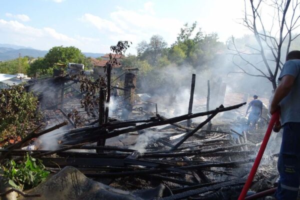 İki katlı evde yangın… Küle döndü! İki katlı evde yangın… Küle döndü!