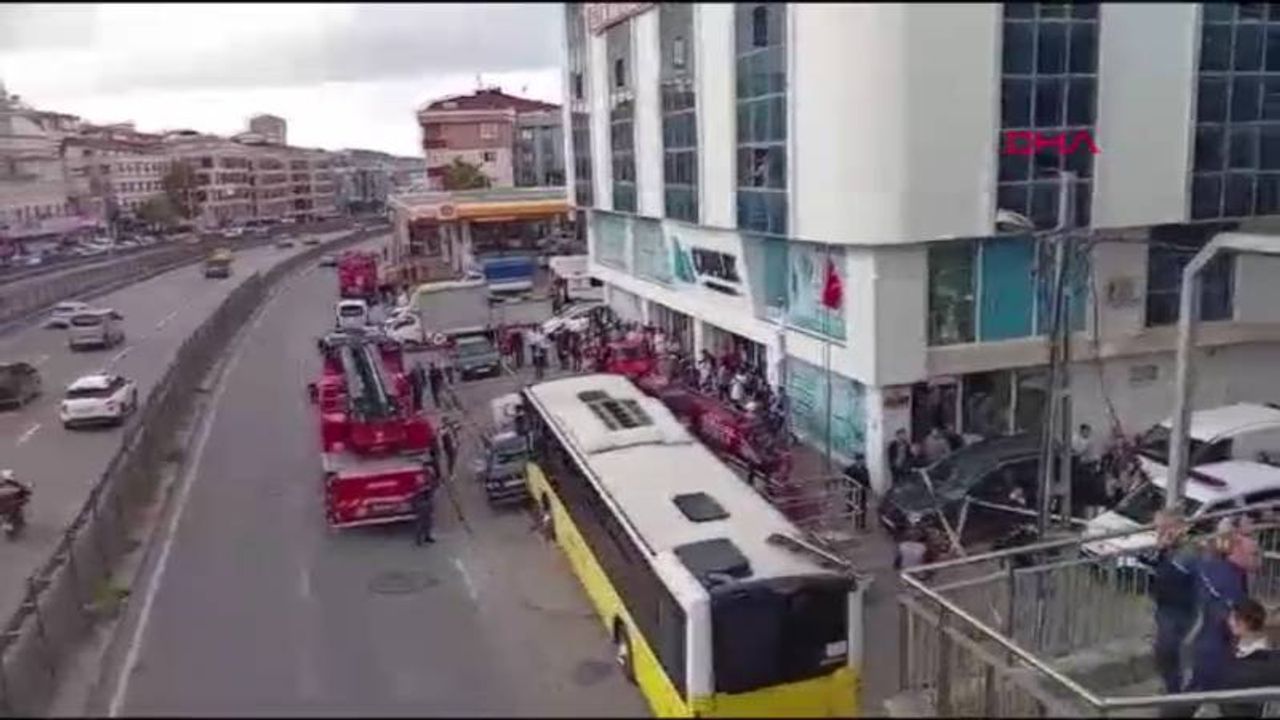 Otobüs durağa girdi: Yaralılar var!