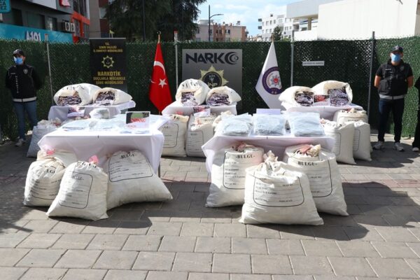 İzmir’de zehir baskını: Yüz binlerce hap ele...