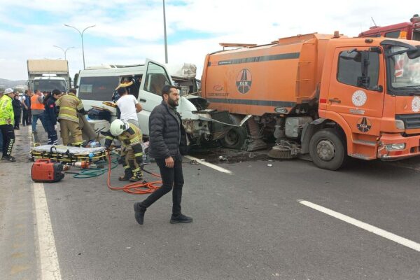 Temizlik aracına çaptı… Karayolunda feci son...