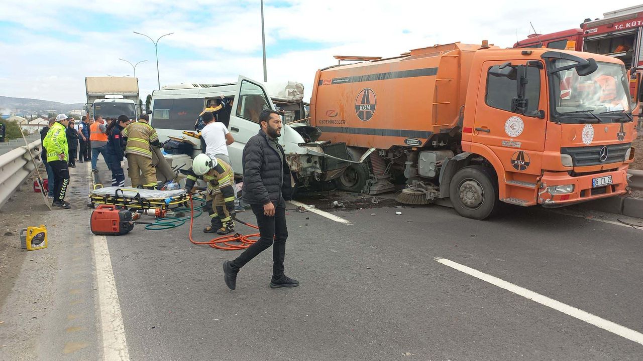 Temizlik aracına çaptı… Karayolunda feci son!