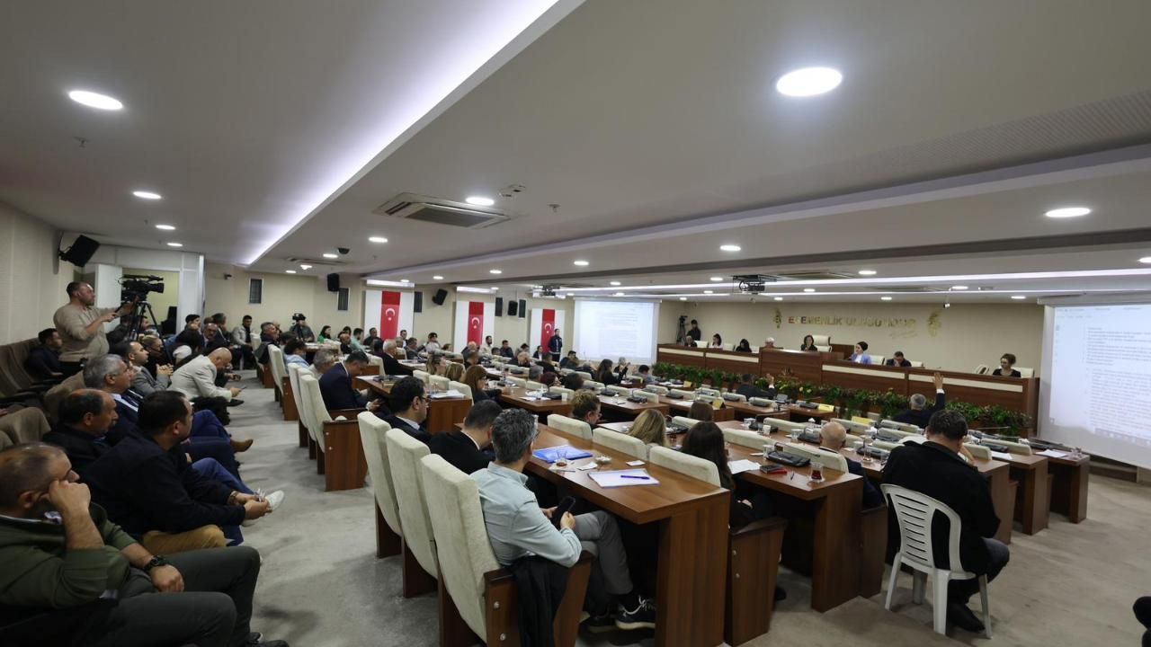 Karabağlar’da bütçe gerilimi: Çiviyi gel alnıma çak!